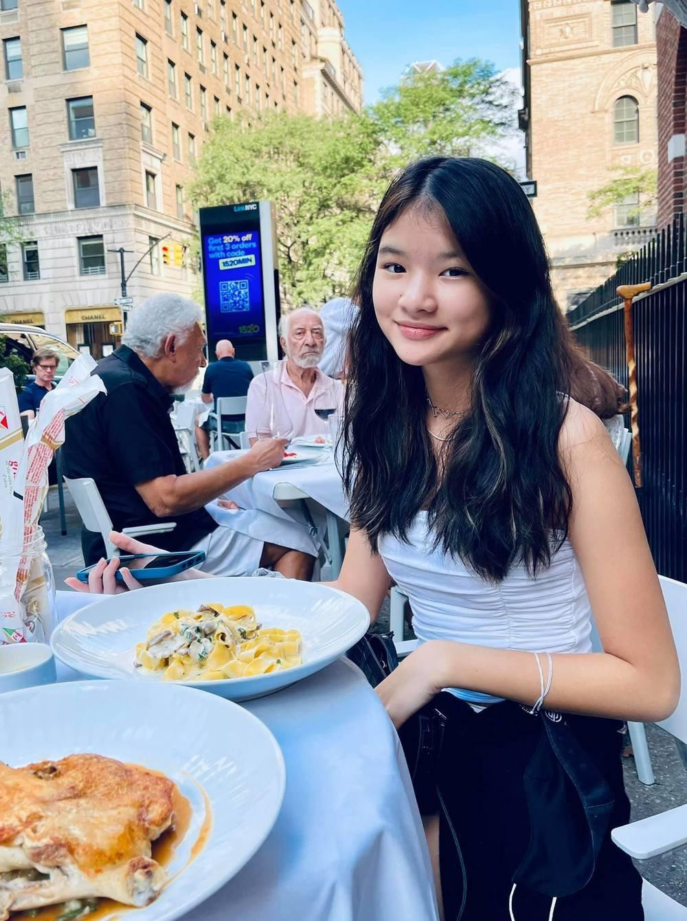 Bảo Tiên xinh xắn, có gương mặt đậm chất Á Đông. Cô bé được nhiều cư dân mạng kỳ vọng sẽ là ngôi sao tương lai nếu bố mẹ đầu tư vào giới giải trí.