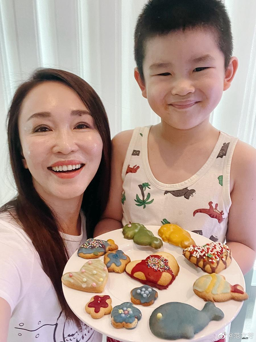 Cặp sao có con trai Zed năm nay 8 tuổi. Trên trang cá nhân, Phạm Văn Phương từng viết Zed giúp mẹ dũng cảm và mạnh mẽ. Cô biết tận hưởng cuộc sống, giảm công việc từ khi có con.