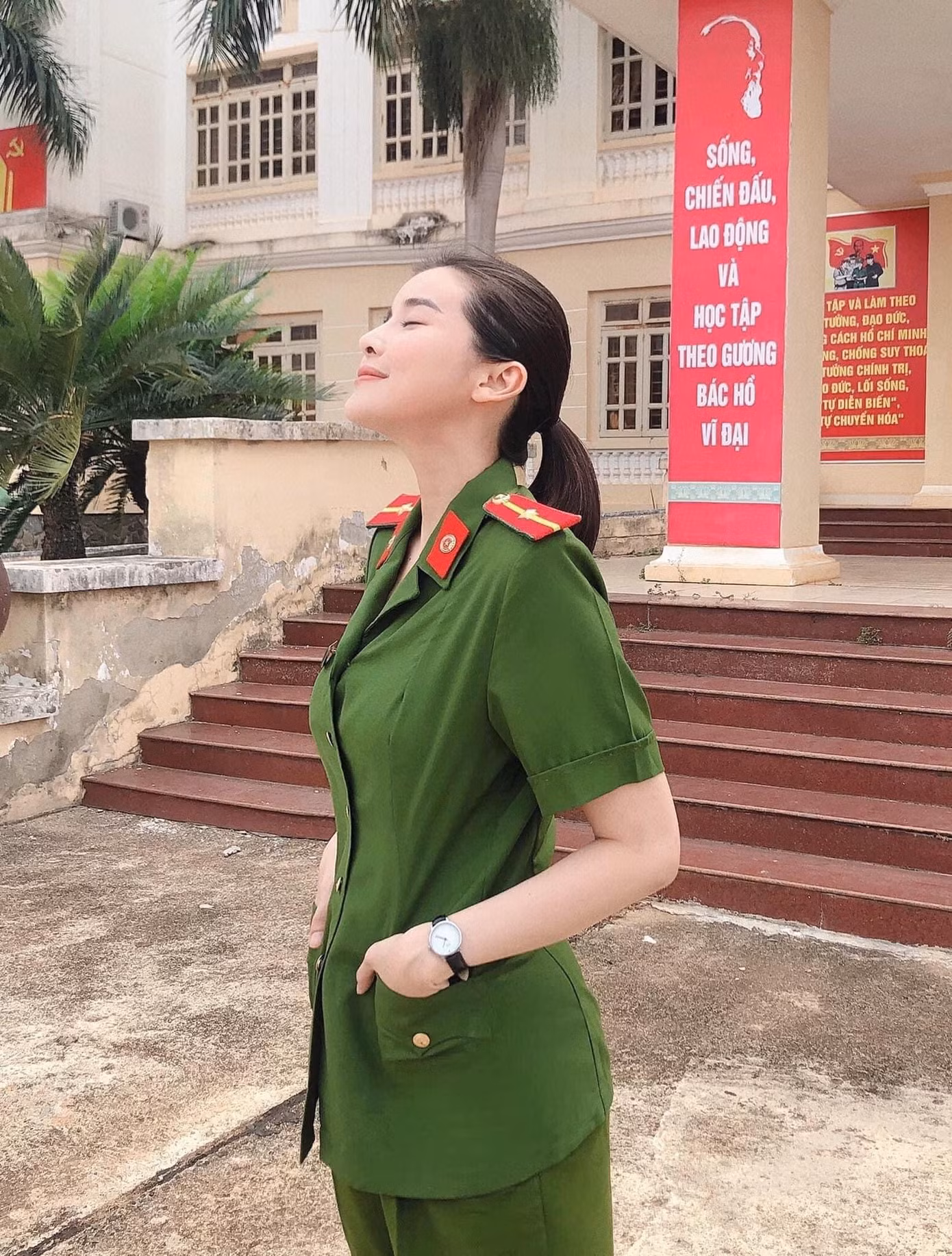 Cô cắt tóc ngắn ngang vai, học võ để đóng các cảnh võ thuật. Cô nói đây là cách để vai diễn chân thực hơn. Tuy nhiên, những cảnh nguy hiểm vẫn có cascadeur hỗ trợ.
