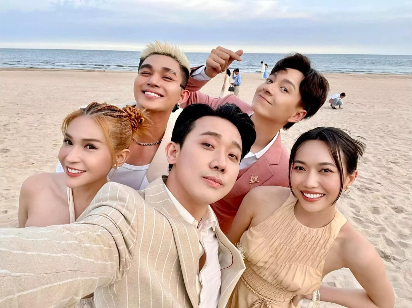 Bên cạnh đó, nhiều đồng nghiệp thân thiết với nữ diễn viên Ngôi nhà hạnh phúc cũng góp mặt như Lương Mạnh Hải, Trấn Thành, Jun Phạm, Ngô Kiến Huy, Noo Phước Thịnh, Diệu Nhi, Khả Như, Gil Lê…