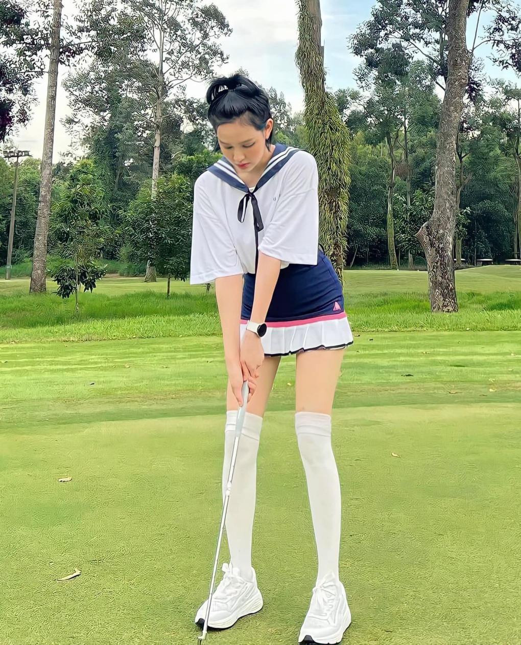 Sân golf biến thành “sàn diễn thời trang” của nữ ca sĩ trẻ.