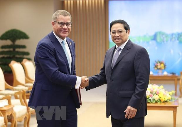 Thủ tướng Phạm Minh Chính tiếp ông Alok Kumar Sharma, Chủ tịch COP26. (Ảnh: Dương Giang/TTXVN)