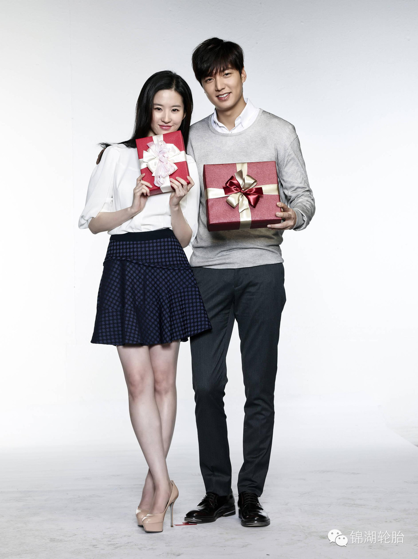 Cộng đồng mạng dành không ngớt lời khen cho ngoại hình xuất sắc của cặp đôi. Một khán giả không khỏi ngỡ ngàng trước nhan sắc “thần tiên tỷ tỷ” của mỹ nhân họ Lưu: “Trong Cbiz hiện tại thấy cô Phi là một trong những người make up nhẹ nhàng mà vẫn đẹp xuất sắc”, “Cả hai trông đẹp đôi thật đấy”,…