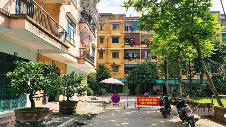 Tầng 1 mặt sau của tòa nhà N10 Chung cư Đông Phát, TP Thanh Hóa bị phong tỏa sau khi có một ca Covid-19 đầu tiên.