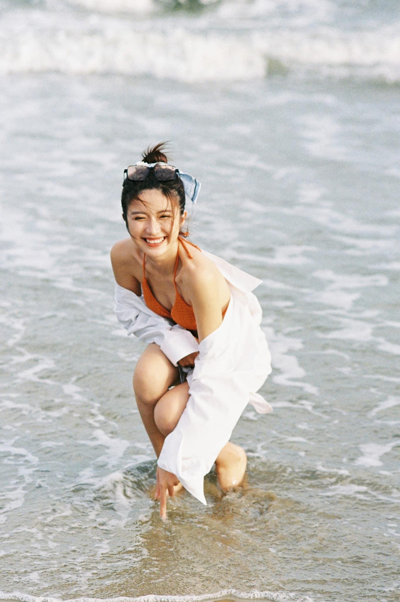 Dưới phần bình luận, ngôi sao trẻ nhận được lời khen ngợi từ khán giả. Diễn viên Huyền Lizzie cũng bị "hút hồn" trước loạt ảnh rạng rỡ của đàn em.