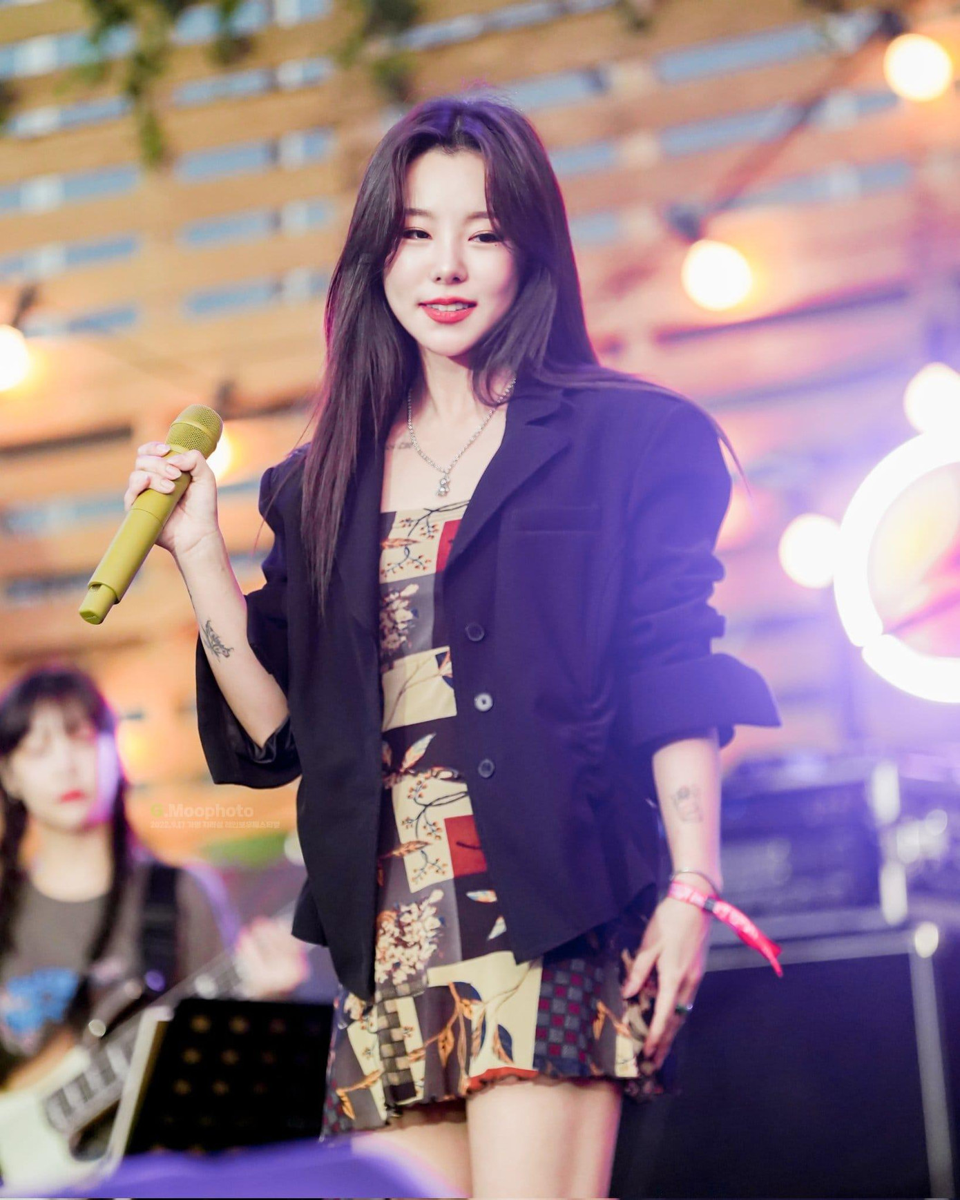 Whee In được chẩn đoán có vết thương ở giác mạc. Ảnh: Pinterest.