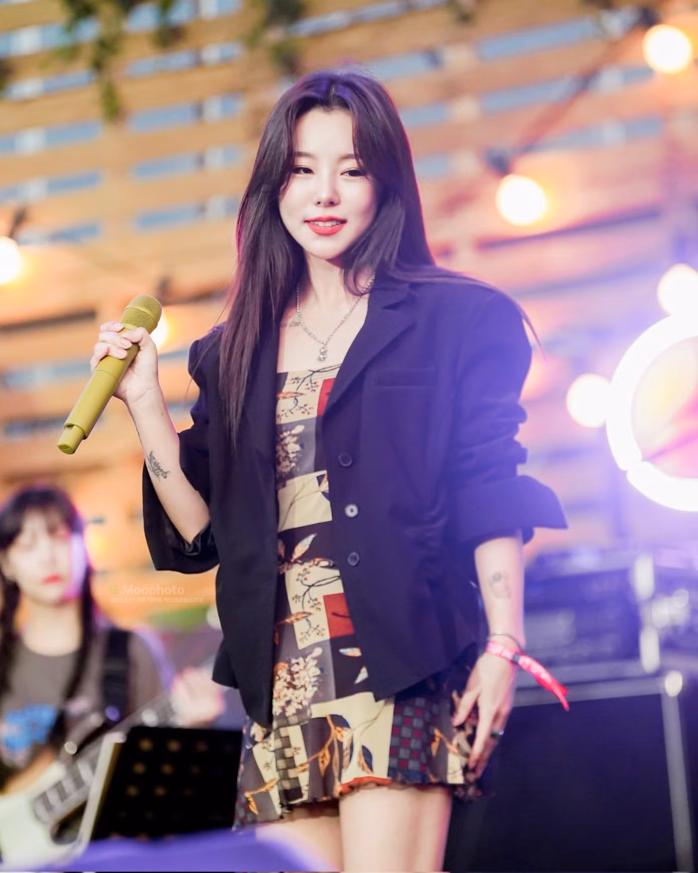 Whee In được chẩn đoán có vết thương ở giác mạc. Ảnh: Pinterest. Whee In được chẩn đoán có vết thương ở giác mạc. Ảnh: Pinterest.