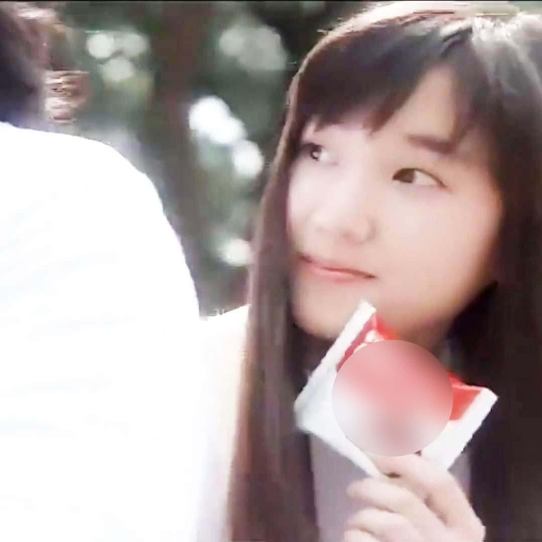 Nhiều khán giả bất ngờ khi biết danh tính nữ sinh này chính là Park Eun Bin. Được biết, thời điểm này, nữ diễn viên mới chỉ 14 tuổi. Nhiều khán giả bất ngờ khi biết danh tính nữ sinh này chính là Park Eun Bin. Được biết, thời điểm này, nữ diễn viên mới chỉ 14 tuổi.