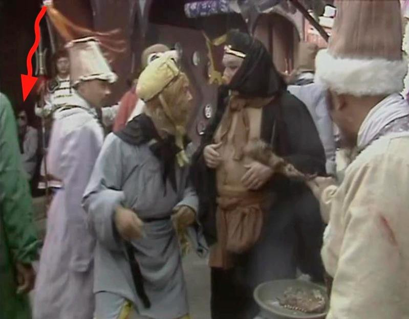 Đạo diễn Dương Khiết đeo kính chuồn, ngồi phía xa lọt vào khung hình.