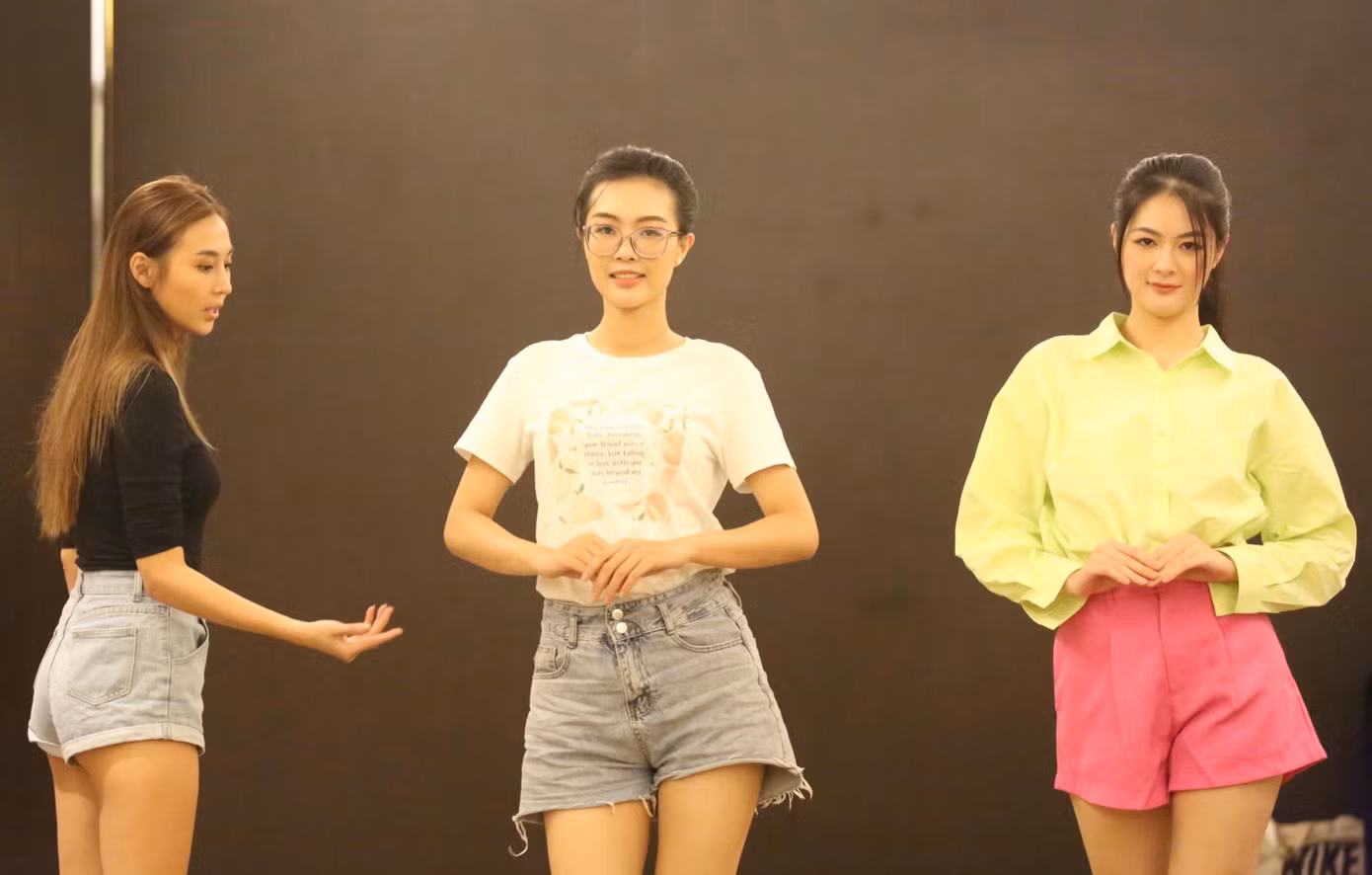 Các thí sinh di chuyển từ Đồng Nai và tiếp tục có buổi tập catwalk cùng HLV Tuyết Như - Á hậu 2 Hoa hậu Hòa bình Việt Nam 2022 tối 18/12. 33 cô gái được HLV catwalk chia làm nhiều nhóm nhỏ và nắn chỉnh từng nhịp bước.