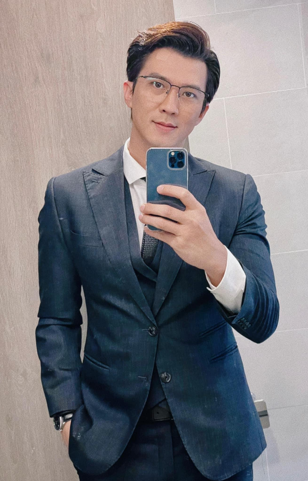 Hai tạo hình trái ngược của Hà Việt Dũng. Vai Nhật Minh phim Anh Có Phải Đàn Ông Không? (trái) và đại úy Hải Triều phim Bão Ngầm Hai tạo hình trái ngược của Hà Việt Dũng. Vai Nhật Minh phim Anh Có Phải Đàn Ông Không? (trái) và đại úy Hải Triều phim Bão Ngầm