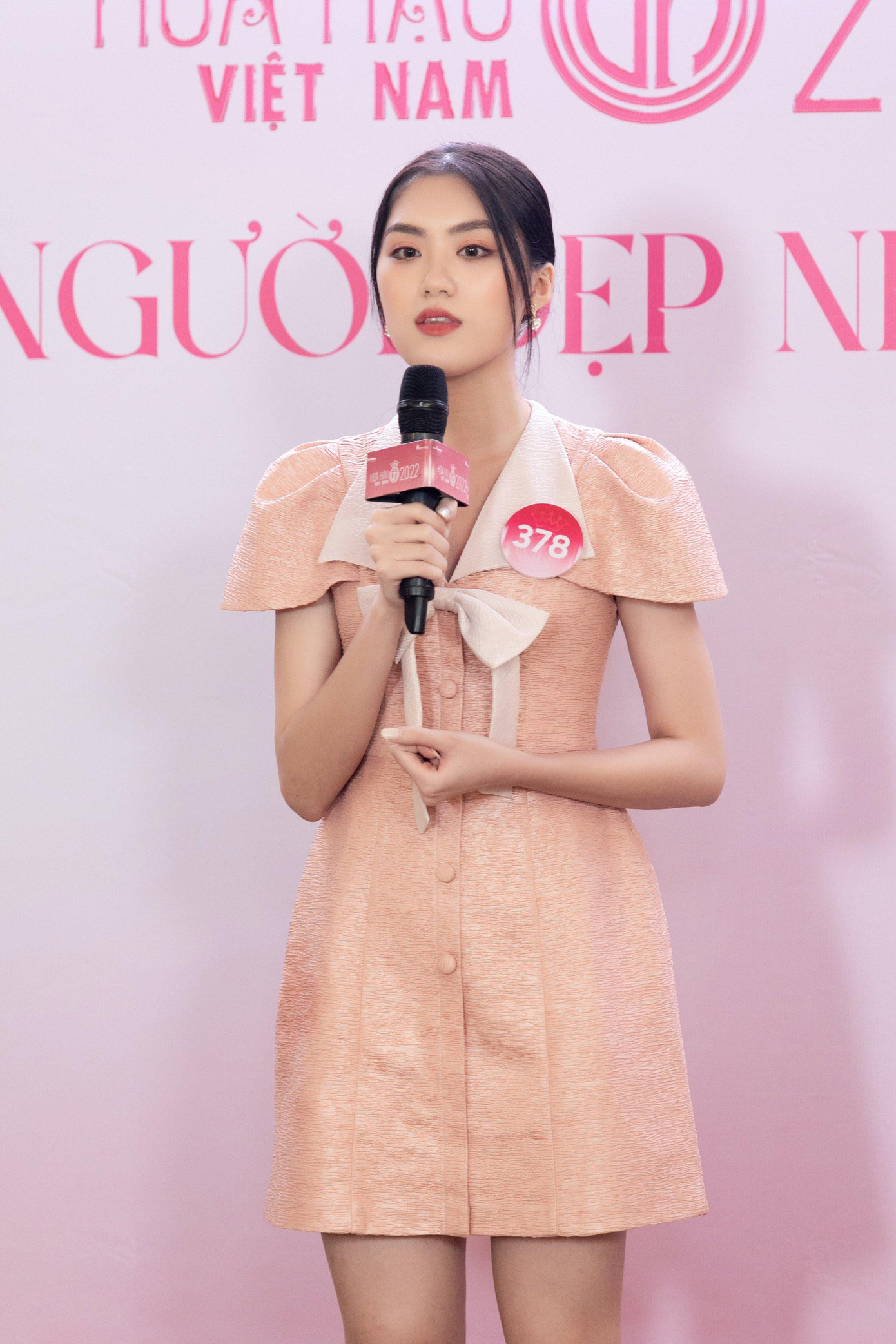 Thí sinh Phan Phương Oanh (trái) và thí sinh Nguyễn Linh Thu.