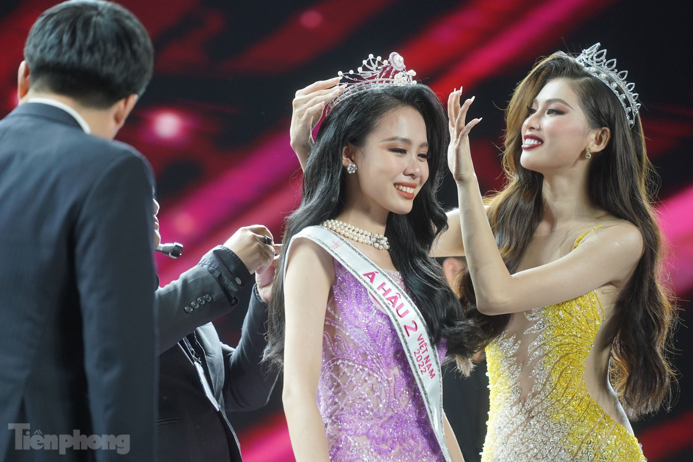 Sau gần 2 tháng đồng hành cùng Hoa hậu Việt Nam 2022, Lê Nguyễn Ngọc Hằng đoạt danh hiệu Á hậu 2. Cô gái 19 tuổi được nhiều thí sinh nhận định là cái tên mạnh ngày từ những vòng đầu. Cô chiến thắng phần thi Người đẹp tài năng và có mặt trong top 3 Người đẹp thể thao. Ảnh: Phạm Nguyễn.