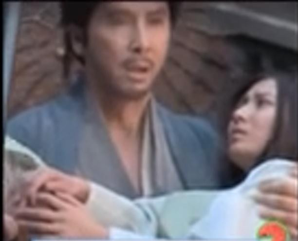 Chân Tử Đan dùng người đóng thế khi diễn cảnh bế mỹ nhân. Ảnh: Weibo. Chân Tử Đan dùng người đóng thế khi diễn cảnh bế mỹ nhân. Ảnh: Weibo.