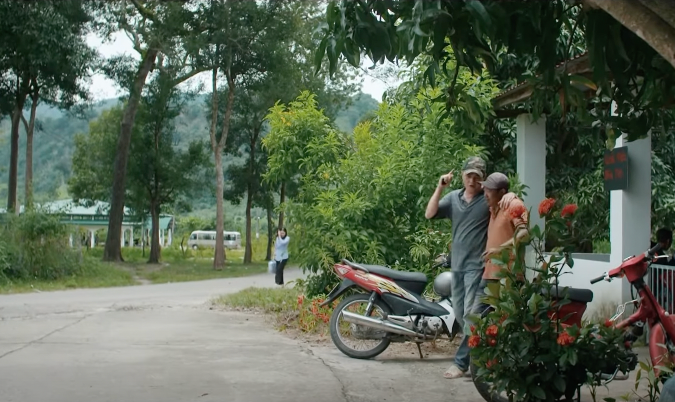 Hồng bị khách cũ nhận ra danh tính. Ảnh: CMH. Hồng bị khách cũ nhận ra danh tính. Ảnh: CMH.