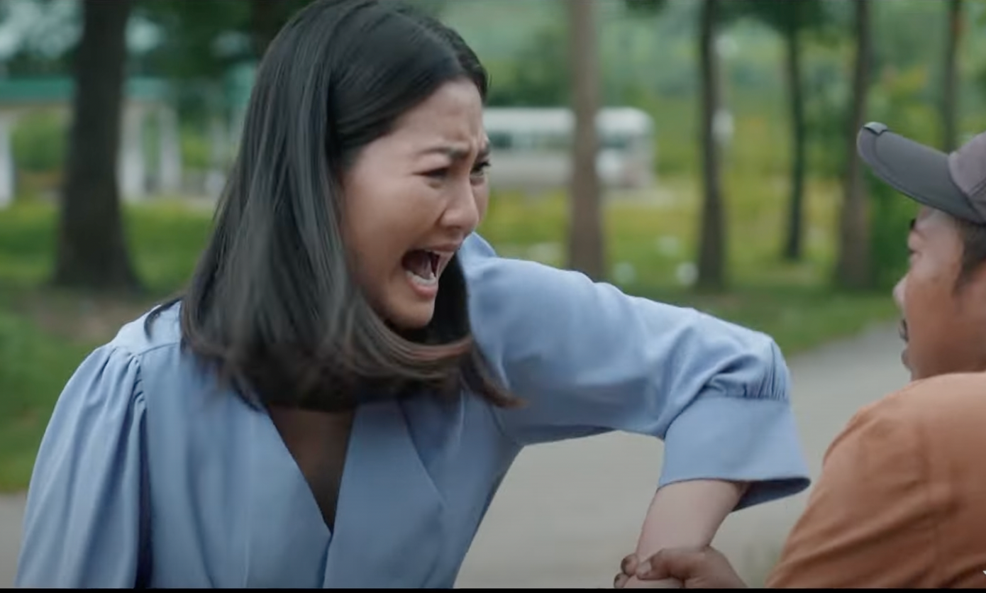 Hồng bị khách cũ nhận ra danh tính. Ảnh: CMH. Hồng bị khách cũ nhận ra danh tính. Ảnh: CMH.