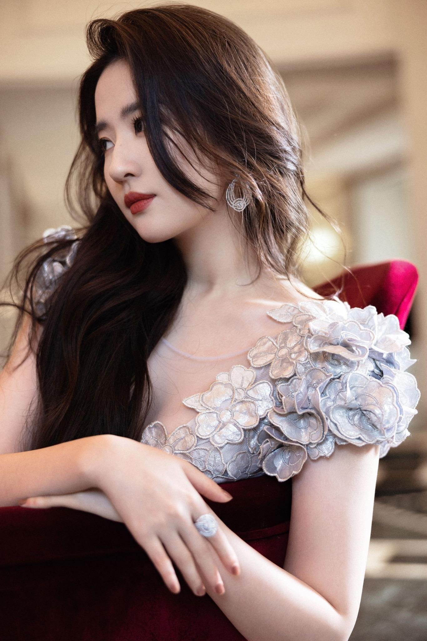 Lưu Diệc Phi là diễn viên hot trong showbiz Trung Quốc. Sau Mộng hoa lục, cô quay lại thời đỉnh cao danh tiếng. Khán giả mong cô quay lại đóng phim truyền hình thay vì điện ảnh. Lưu Diệc Phi là diễn viên hot trong showbiz Trung Quốc. Sau Mộng hoa lục, cô quay lại thời đỉnh cao danh tiếng. Khán giả mong cô quay lại đóng phim truyền hình thay vì điện ảnh.