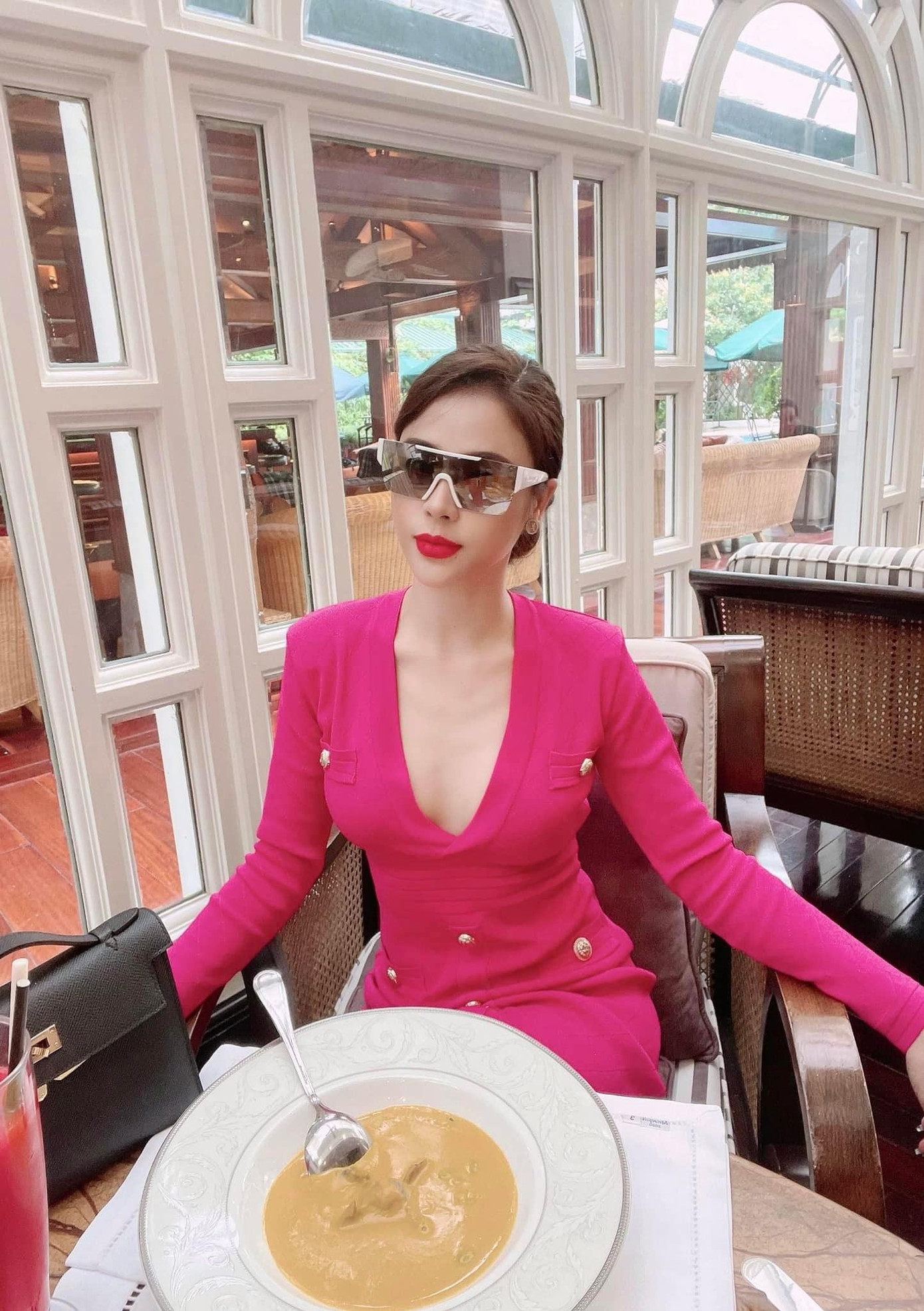 Trên trang cá nhân, ngôi sao sinh năm 1990 chia sẻ khoảng thời gian nghỉ xả vai. Cô khiến nhiều người hâm mộ trầm trồ bởi nhan sắc ngày một lên hương.