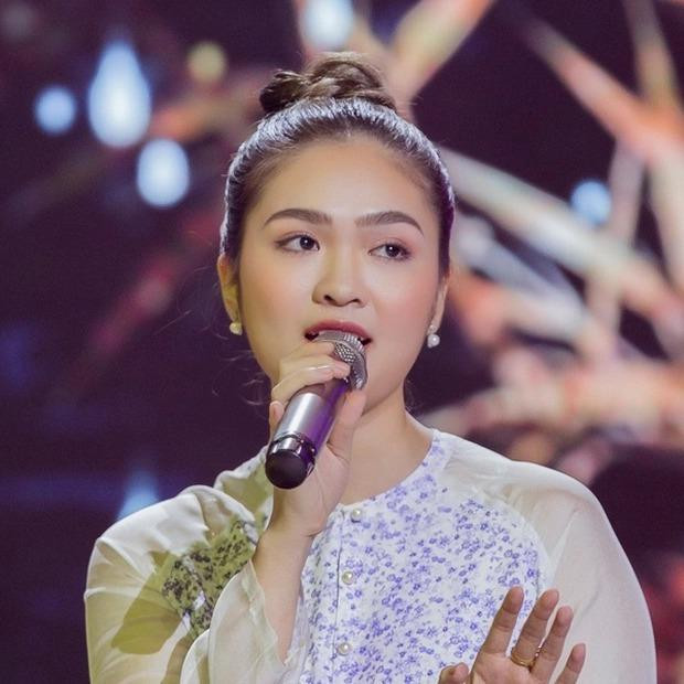 Suốt nhiều năm đặt chân vào showbiz, Thiện Nhân hầu như giữ hình tượng trong sạch, không vướng vào bất kỳ lùm xùm nào. Bên cạnh việc học, cô còn tham gia một số chương trình giải trí và gặt hái thành công như giải quán quân của cuộc thi Tuyệt đỉnh song ca - Cặp đôi vàng năm 2016 và 2019. Nữ ca sĩ từng chia sẻ, nếu như cô chỉ biết đi hát kiếm tiền mà không lo học tập thì có lẽ vợ chồng Cẩm Ly sẽ không giúp đỡ cô có được ngày hôm nay.