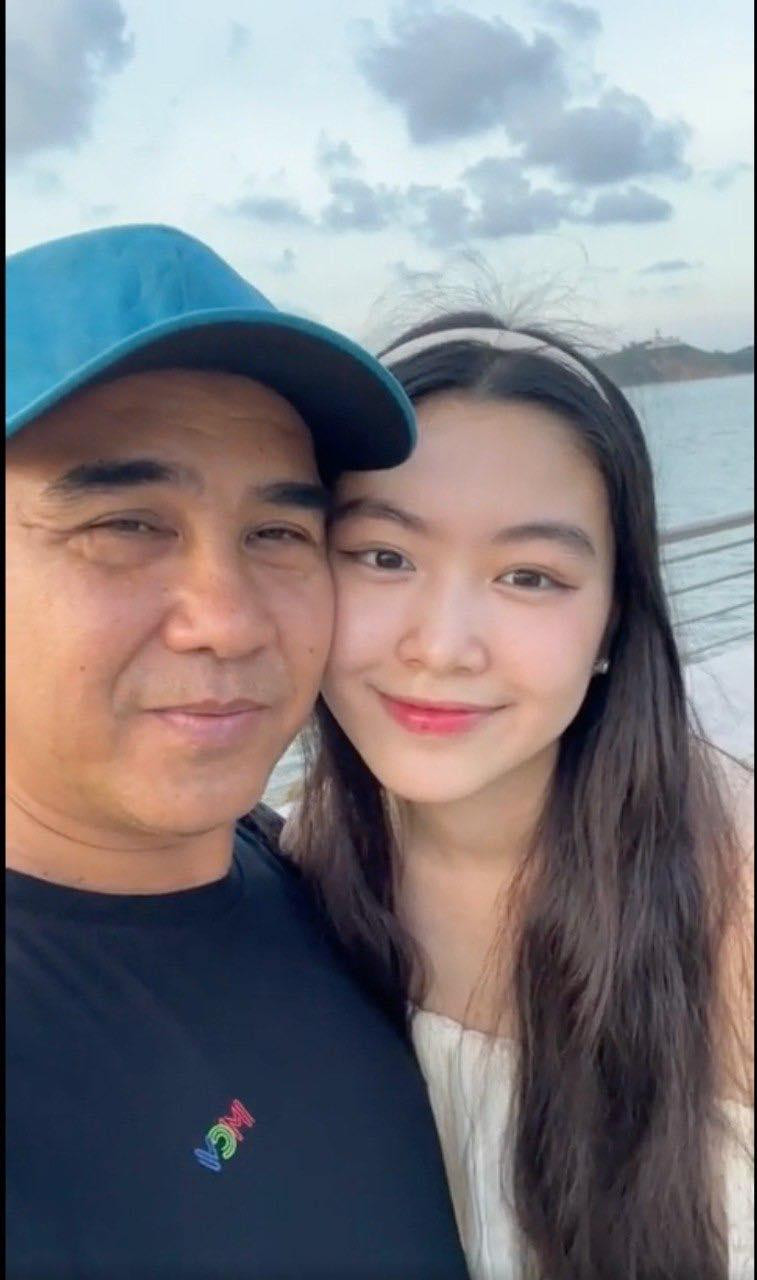 MC Quyền Linh đưa vợ và hai con gái đi biển Quy Nhơn du lịch.