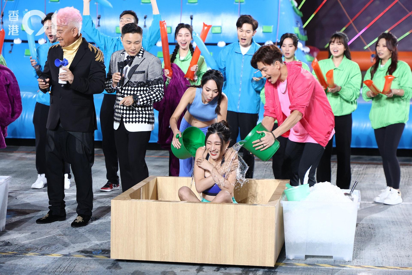 Ba người đẹp mặc áo lót và quần ngắn ngâm mình trong nước đá để kêu gọi từ thiện. Ảnh: HK01. Ba người đẹp mặc áo lót và quần ngắn ngâm mình trong nước đá để kêu gọi từ thiện. Ảnh: HK01.