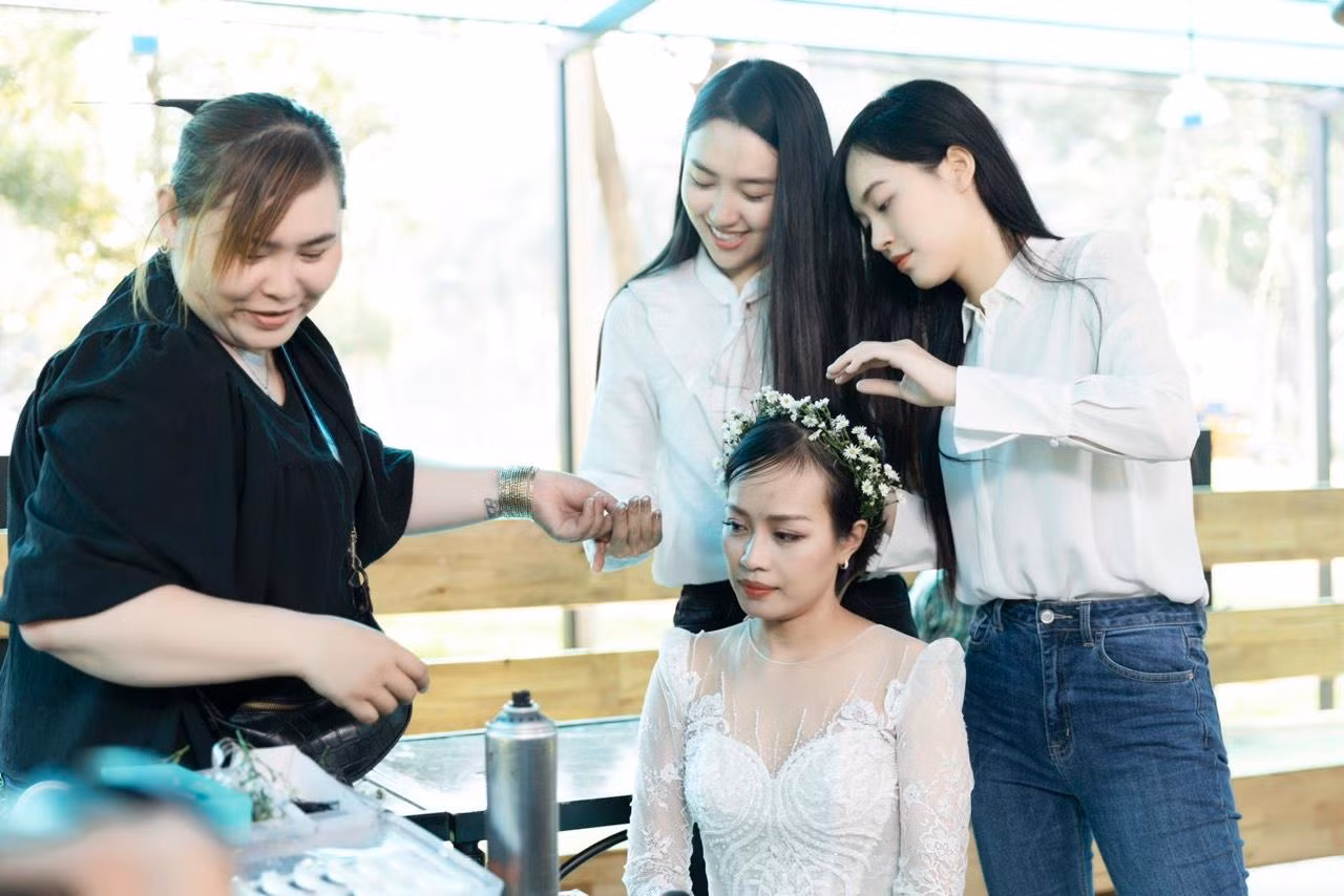 Chị Ngọc Ngân cùng hai con được hai thí sinh HHVN 2022 chăm chút ngoại hình.
