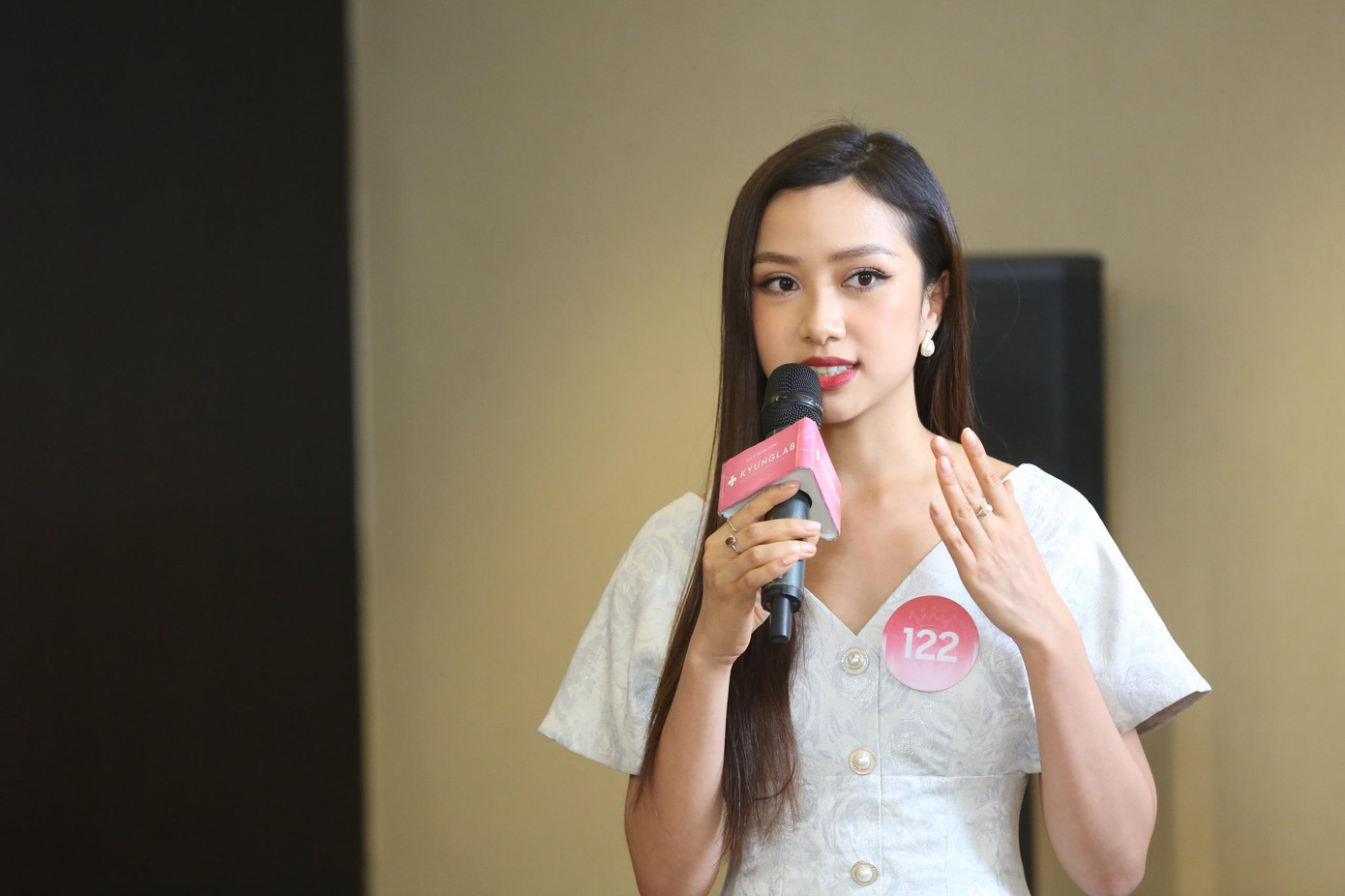 Thí sinh Hoa hậu Việt Nam tranh luận vấn đề tiêu tiền ảnh 18