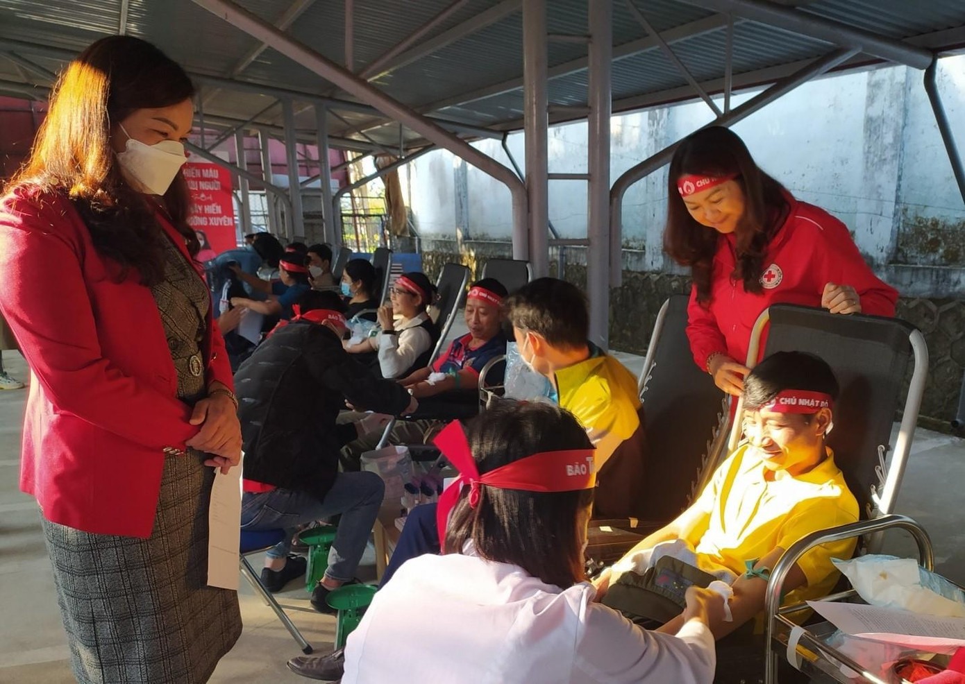 Lãnh đạo Hội Chữ thập đỏ tỉnh thăm hỏi và động viên các đoàn viên thanh niên, tình nguyện viên và nhân dân tham gia hiến máu tại chương trình.