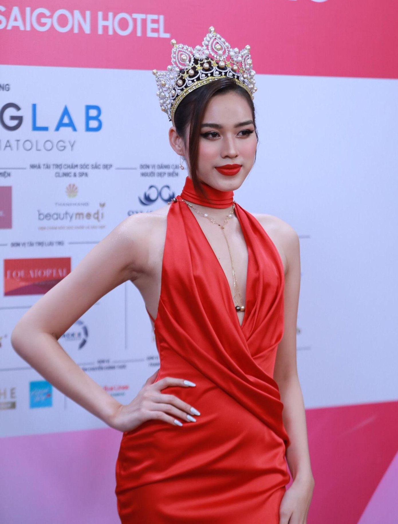 Hoa hậu Việt Nam 2022 Đỗ Thị Hà nổi bật với bộ váy đỏ cắt xẻ khoe vòng một gợi cảm trên thảm đỏ họp báo công bố vương miện và vật phẩm đăng quang Hoa Hậu Việt Nam 2022.