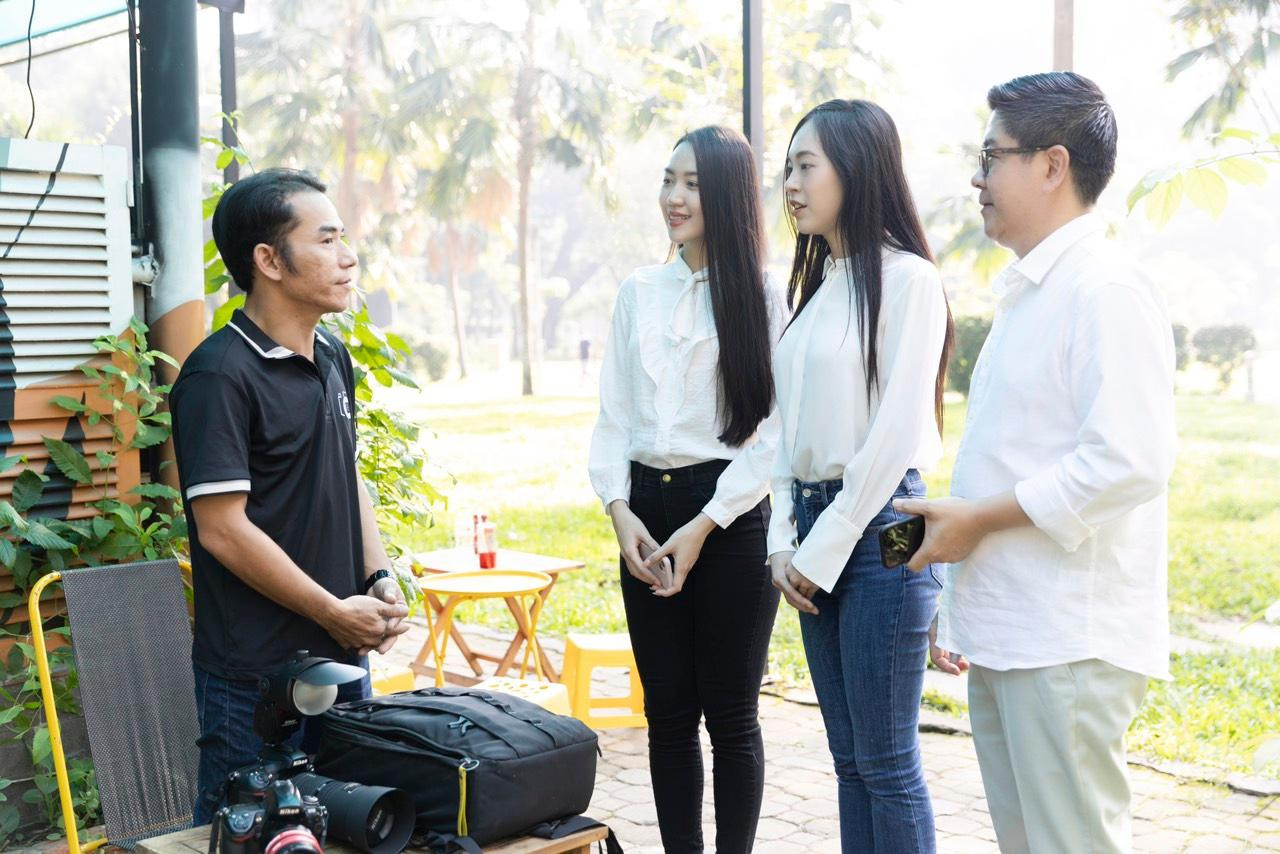 Hai thí sinh Thùy Linh và Tường Vi có cơ hội hiểu hơn về công việc của anh Hiếu cùng những thành viên trong CLB Ảnh cưới miễn phí. Hai thí sinh Thùy Linh và Tường Vi có cơ hội hiểu hơn về công việc của anh Hiếu cùng những thành viên trong CLB Ảnh cưới miễn phí.