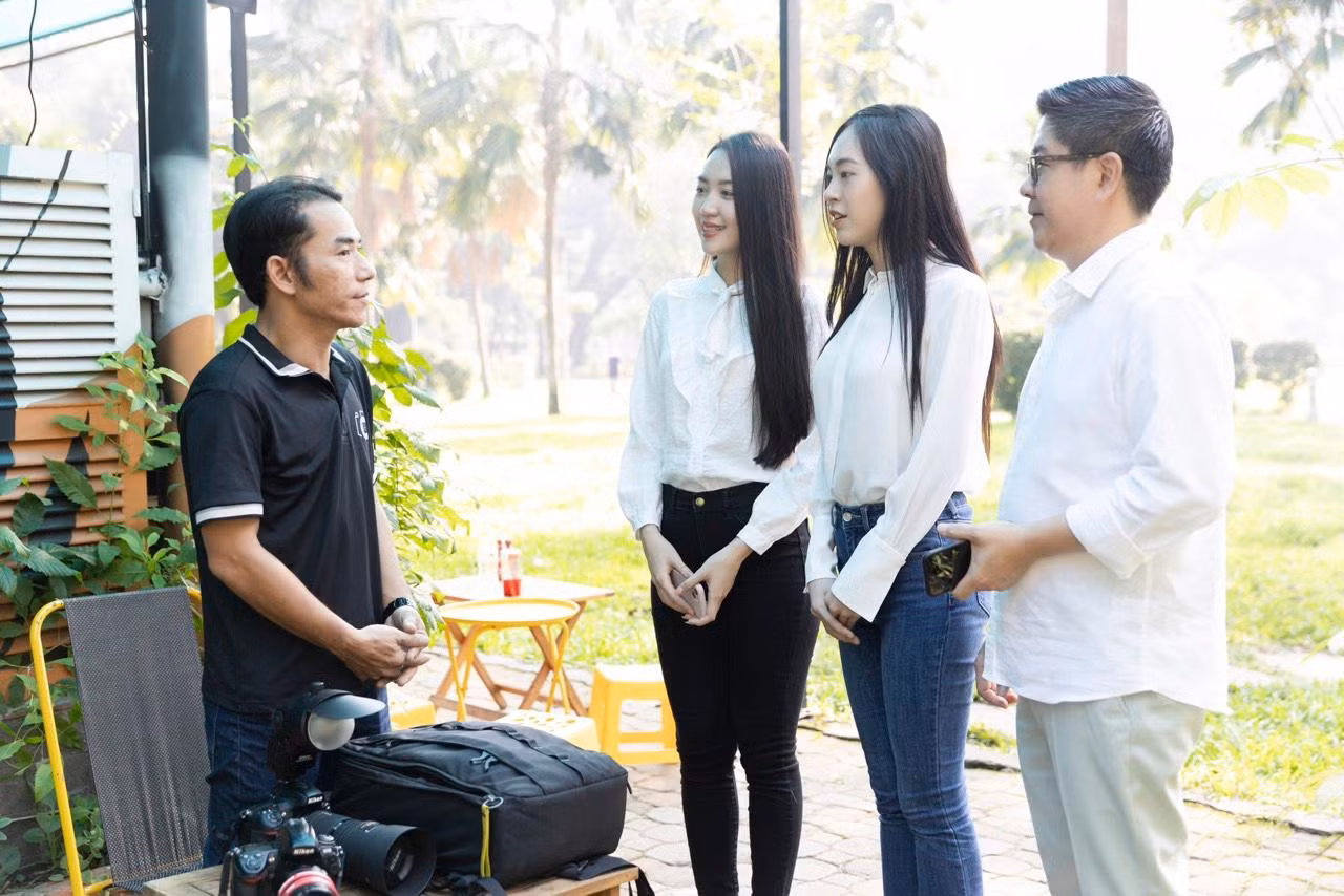 Hai thí sinh Thùy Linh và Tường Vi có cơ hội hiểu hơn về công việc của anh Hiếu cùng những thành viên trong CLB Ảnh cưới miễn phí.