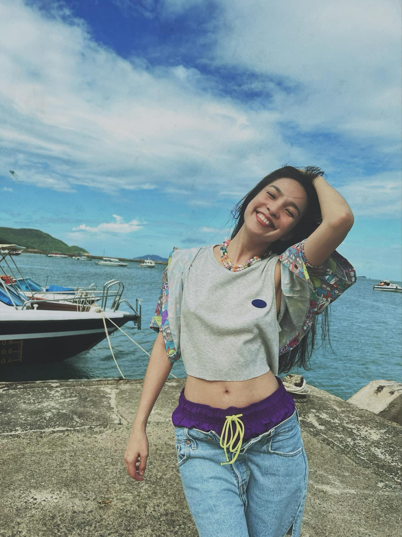 Phong cách trẻ trung, năng động không thua kém những cô gái tuổi teen của Hiền Thục.