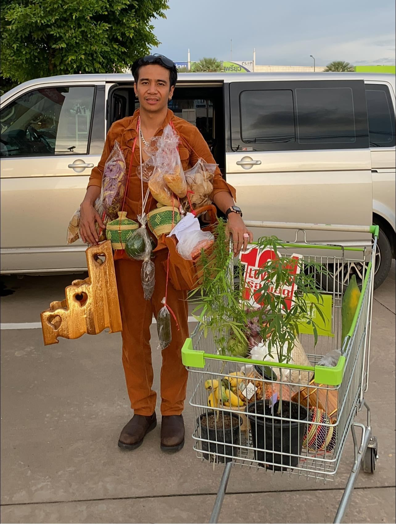 Chiến lợi phẩm của giọng ca 35 tuổi sau mỗi buổi diễn. Chiến lợi phẩm của giọng ca 35 tuổi sau mỗi buổi diễn.