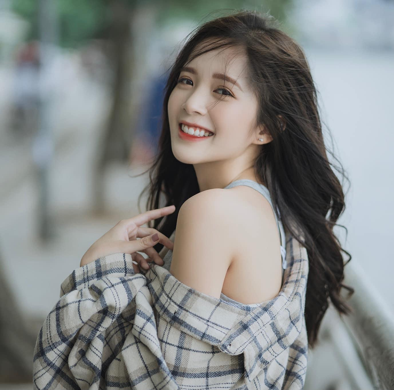 Mỹ nhân sở hữu chiều cao khiêm tốn 1m53 nhưng lại có lợi thế về nhan sắc. Trước khi được biết đến với vai trò diễn viên, Ngọc Huyền là người mẫu ảnh khá nổi tiếng.