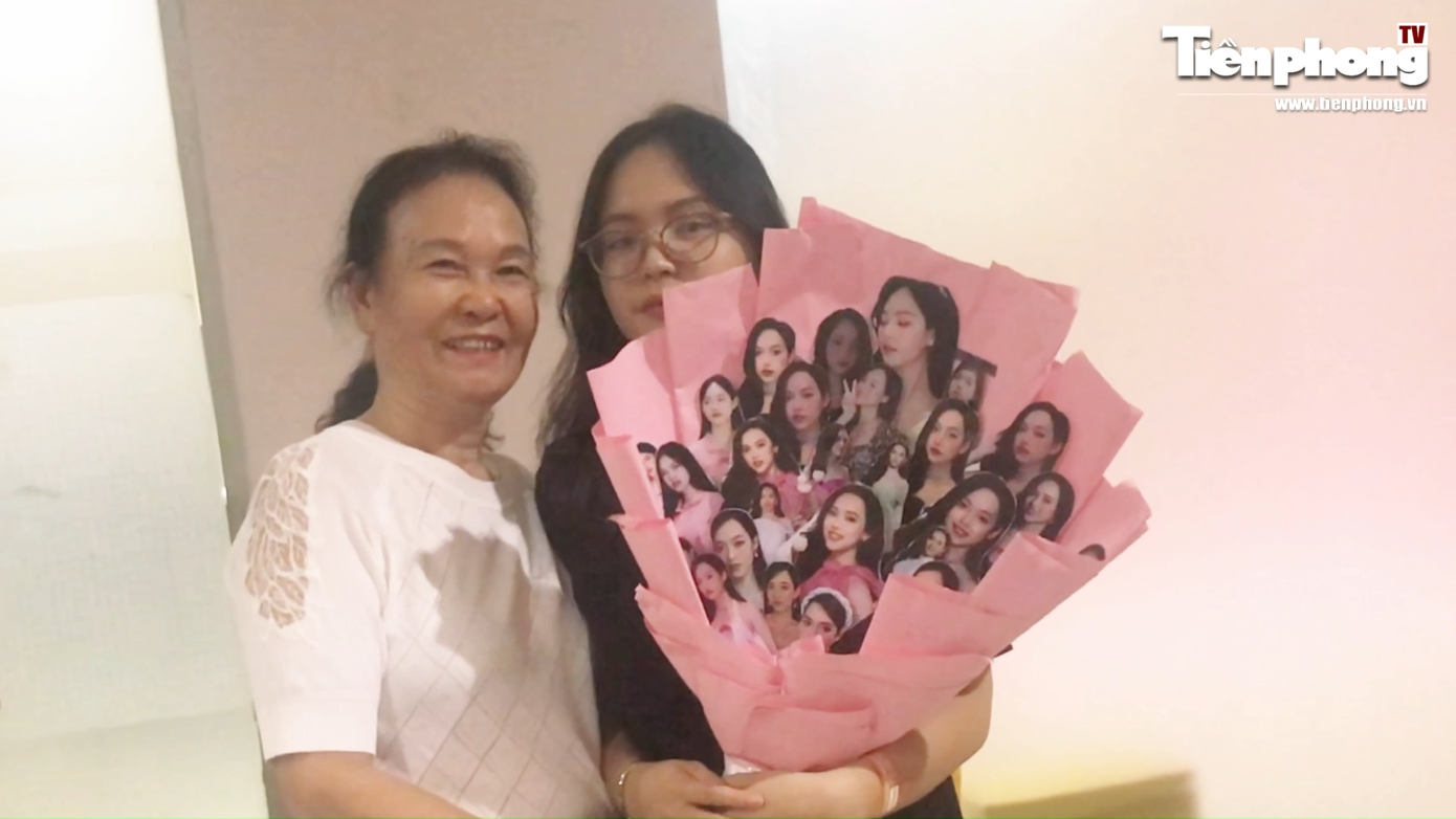 Bà ngoại bất ngờ khi thấy cháu gái có fan đến cổ vũ. Video: Hà Trang.