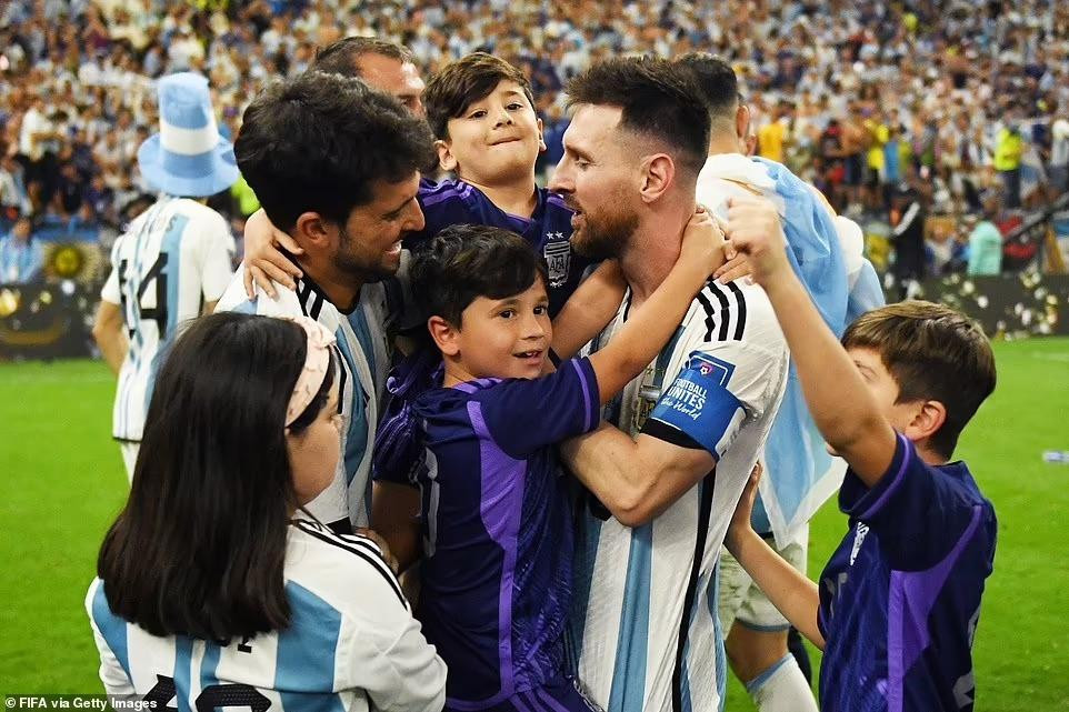 Ba cậu ấm nhà Messi gồm Thiago, Mateo và Ciro xuống sân Lusail tận hưởng niềm vui chiến thắng cùng bố sau khi Argentina lần thứ ba chạm tay vào cúp vàng World Cup. Ảnh: Getty.