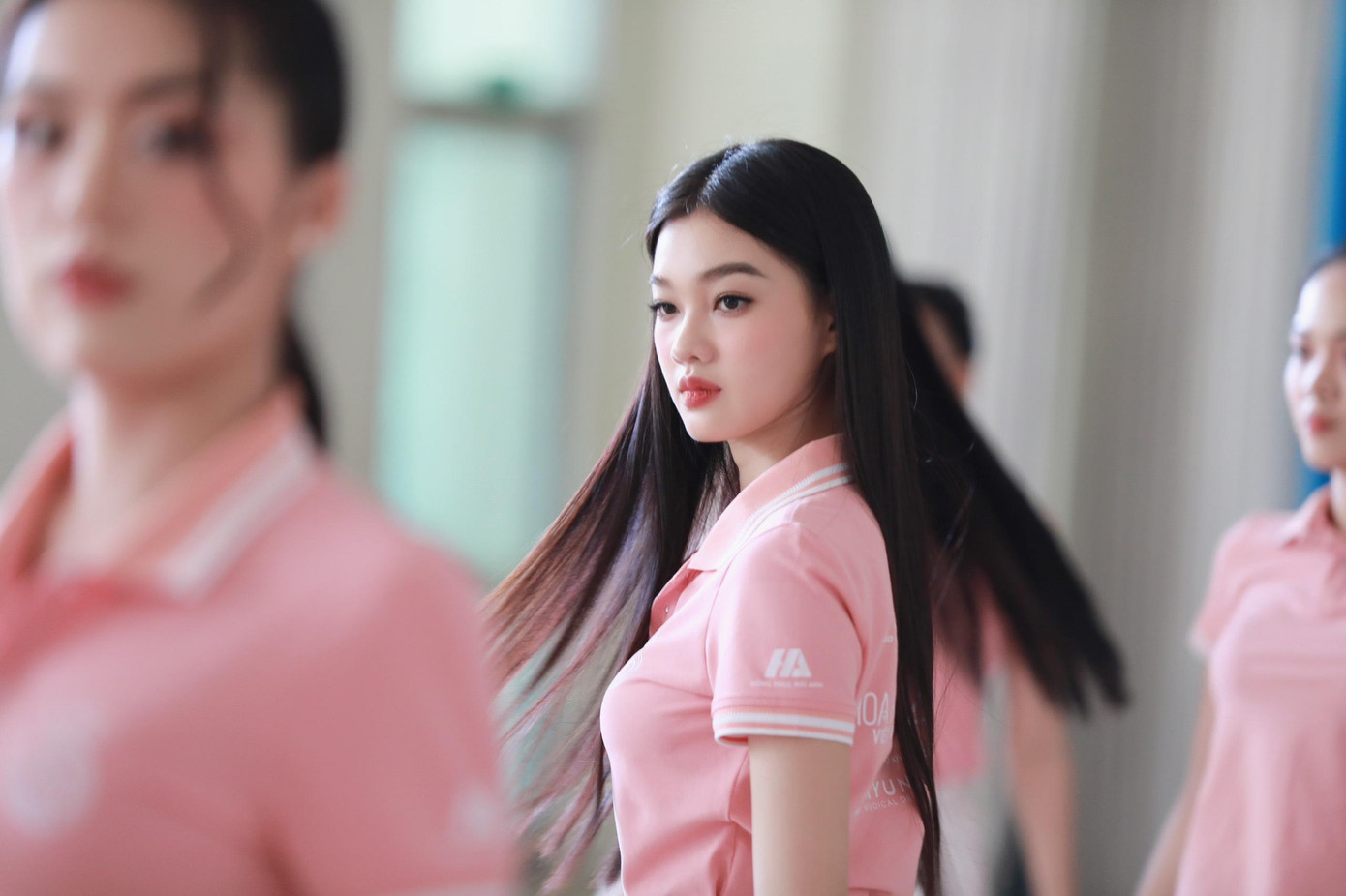 Bước vào chặng cuối Hoa hậu Việt Nam 2022, 35 cô gái luyện tập ở cường độ cao và thể hiện sự nỗ lực, quyết tâm để có cơ hội chạm tay đến vương miện.