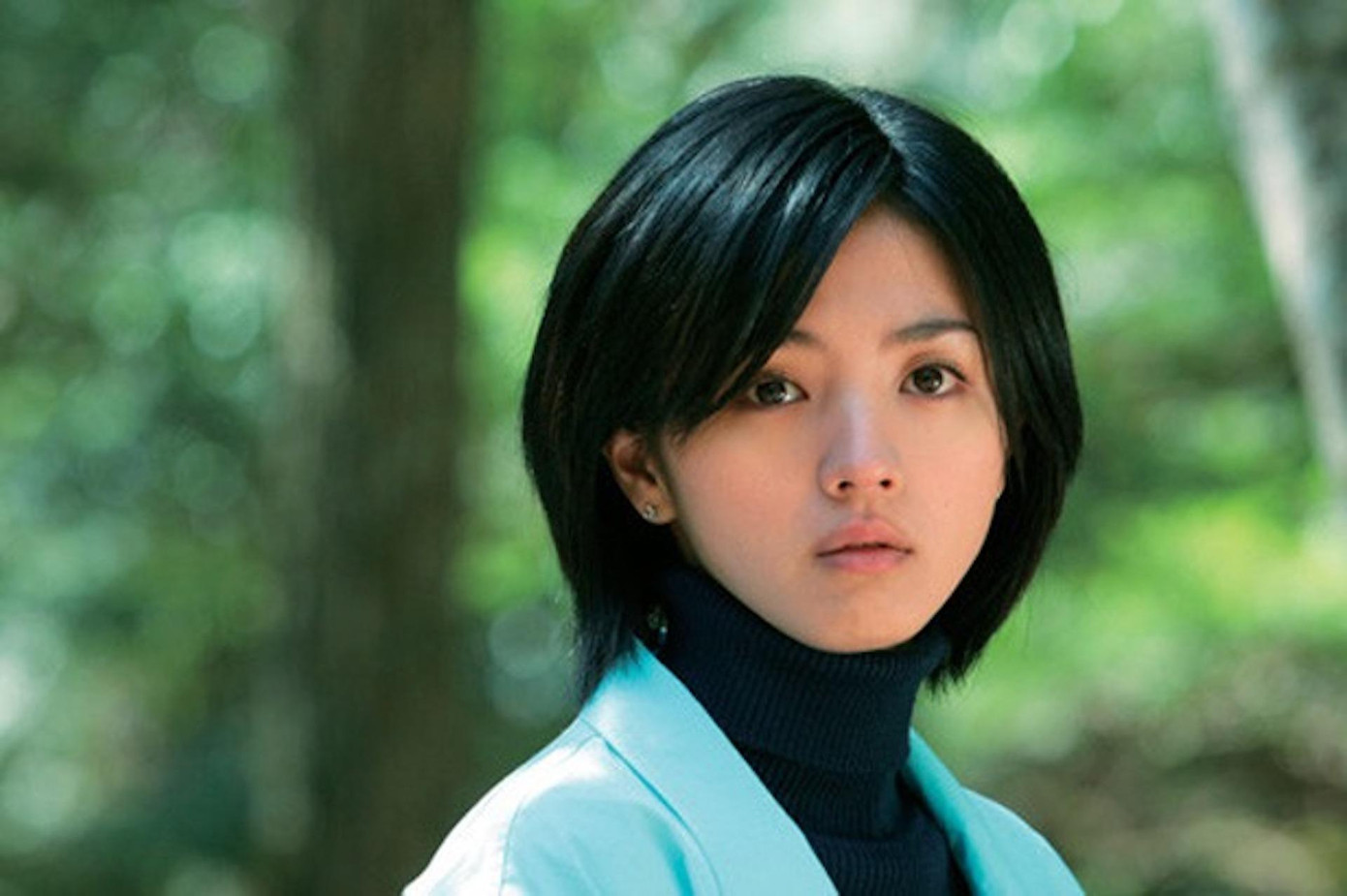 Mitsushima Hikari sinh năm 1985, là diễn viên, ca sĩ, người mẫu nổi tiếng xứ Phù Tang. Cô bước chân vào giới giải trí năm 1997 trong bộ phim Mothra 2: The Undersea Battle.