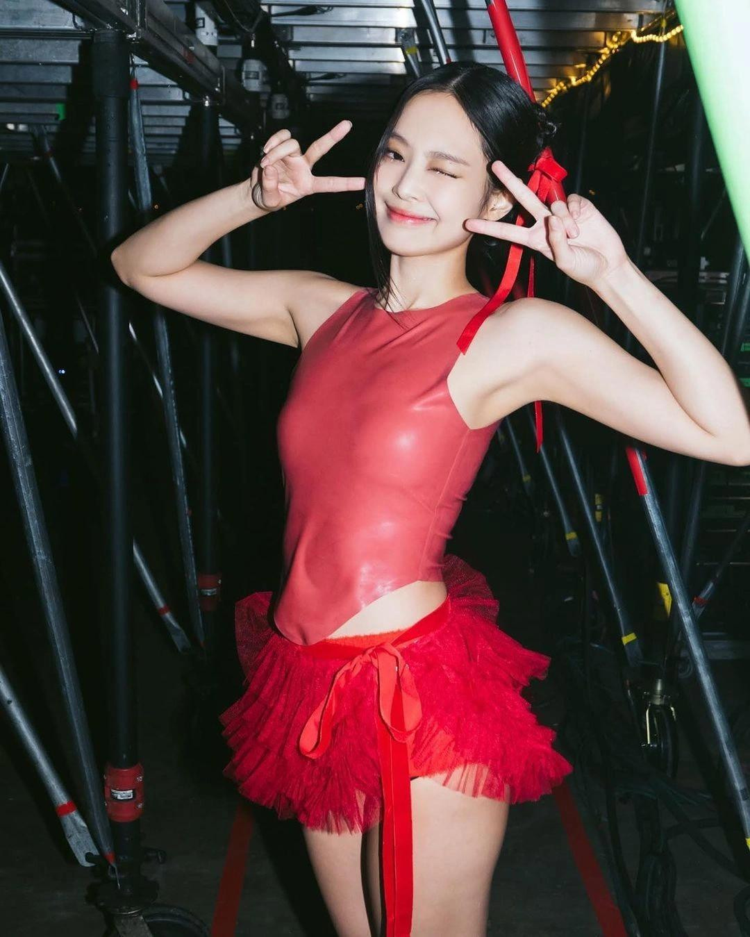 Những bộ cánh trong concert của các thành viên trở thành chủ đề bàn tán. Jennie lăng xê xu hướng Y2K với váy thắt lưng, latex, balletcore…