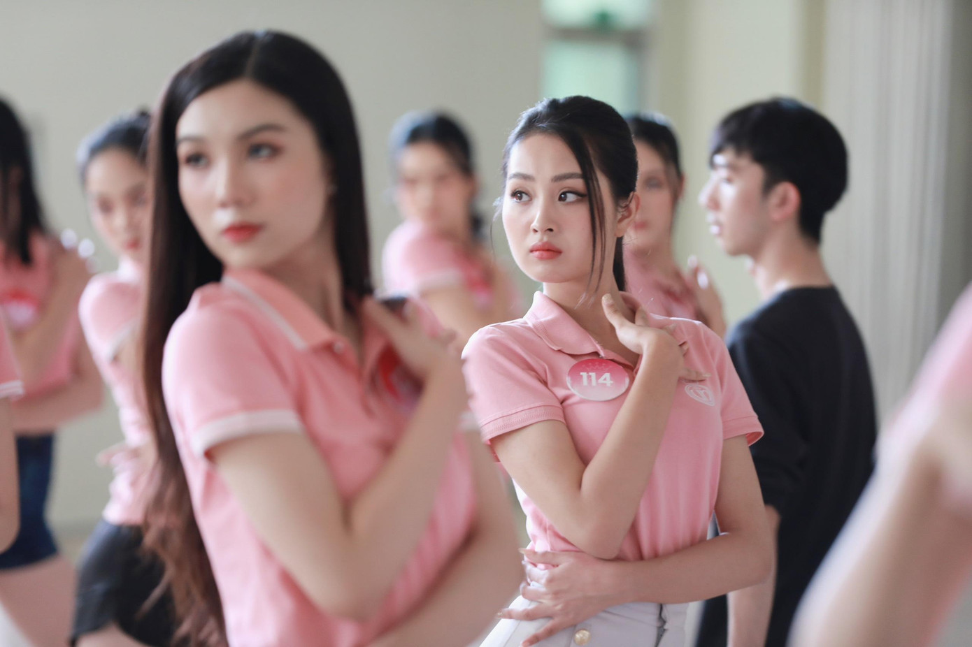 Các thí sinh tập trung cao độ, chăm chú trau chuốt từng động tác.