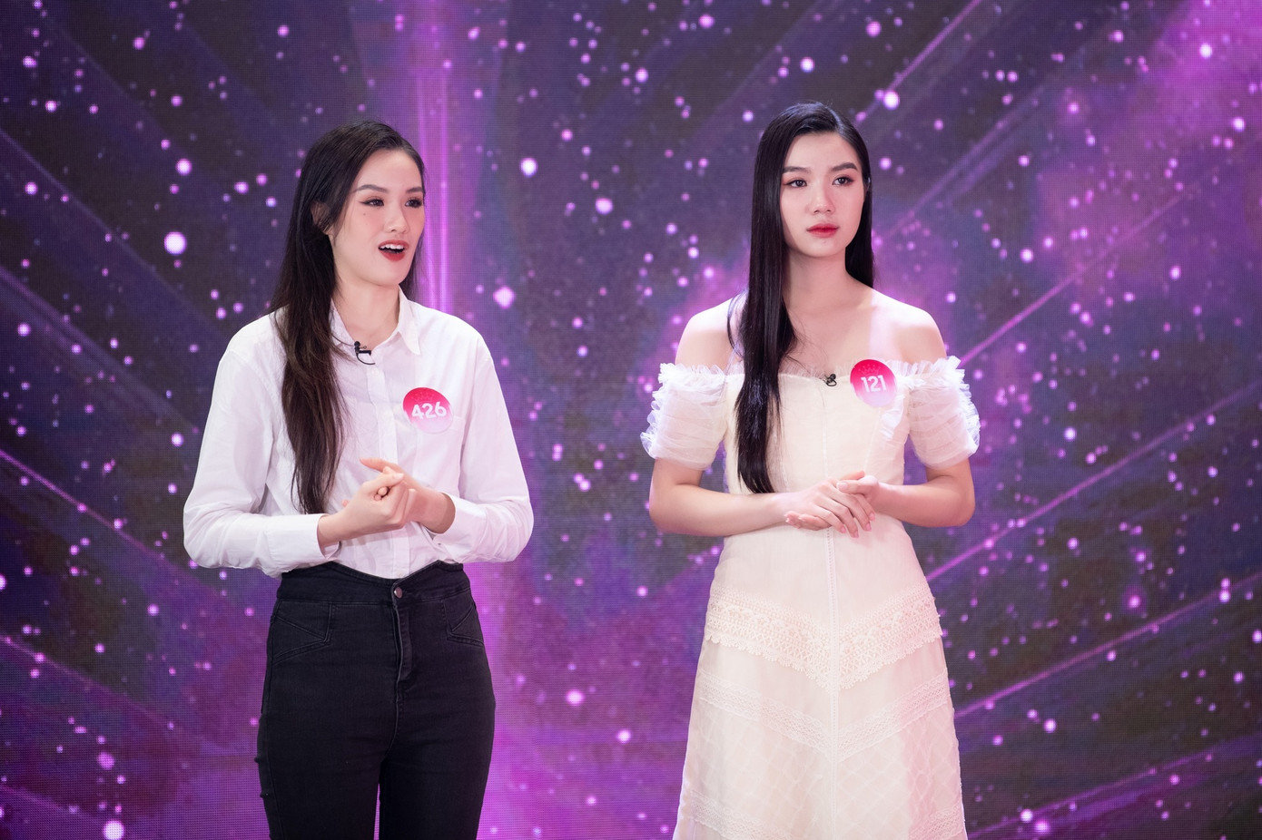 Hai thí sinh Trịnh Mỹ Anh (SBD: 426) và Lê Thanh Trúc (SBD: 121). Hai thí sinh Trịnh Mỹ Anh (SBD: 426) và Lê Thanh Trúc (SBD: 121).