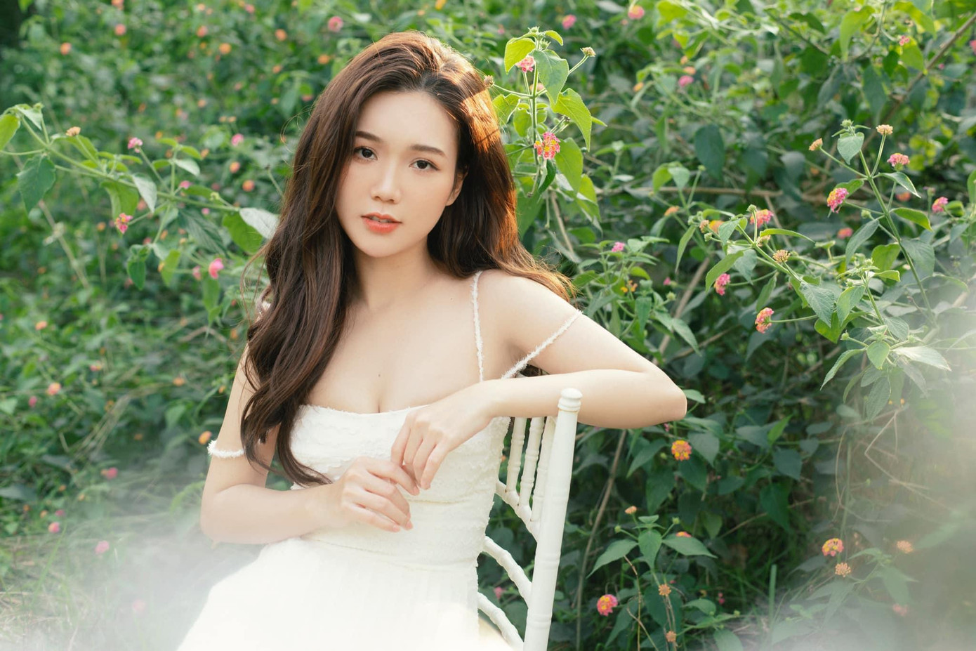 Thời gian gần đây, người đẹp sinh năm 1996 tạo ra nhiều phản ứng trái chiều với những hình ảnh diện áo tắm, nội y. Một bộ phận khán giả không quen mắt với hình tượng gợi cảm này bởi họ đã ấn tượng với hình ảnh y tá Ngọc ngoan hiền ở Phố trong làng.