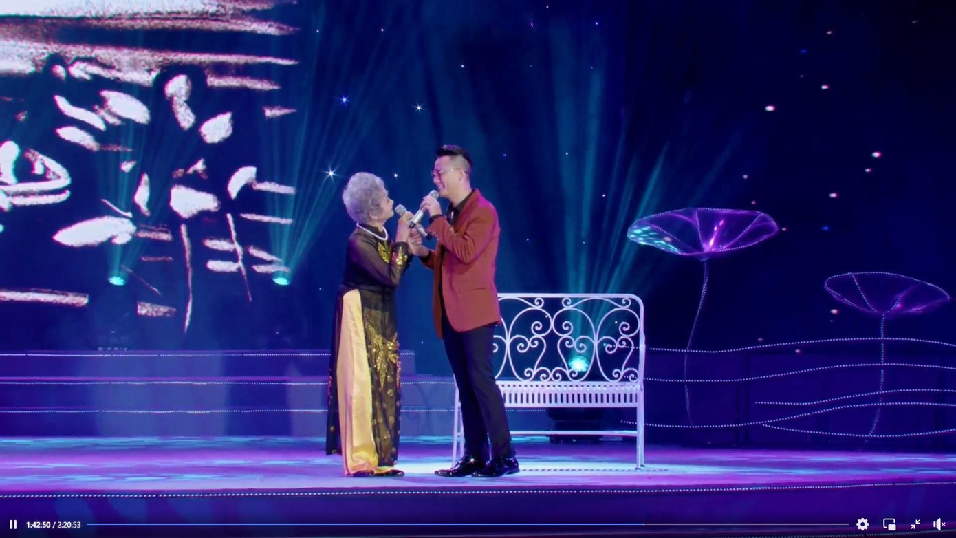 Bà Thục An diện áo dài cùng con trai biểu diễn Ước mơ của mẹ Bà Thục An diện áo dài cùng con trai biểu diễn Ước mơ của mẹ