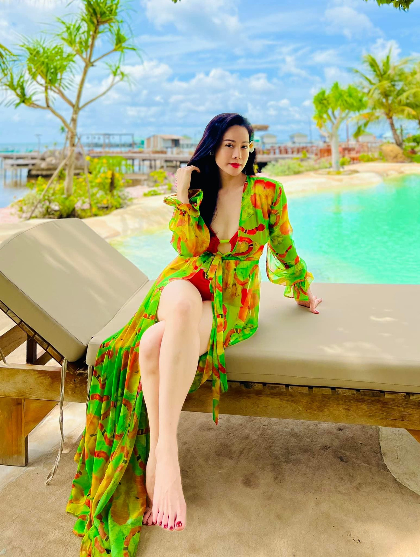 Nhật Kim Anh khoác áo choàng rực rỡ, ẩn bên trong là bộ bikini đỏ cực “cháy”. Nhật Kim Anh khoác áo choàng rực rỡ, ẩn bên trong là bộ bikini đỏ cực “cháy”.