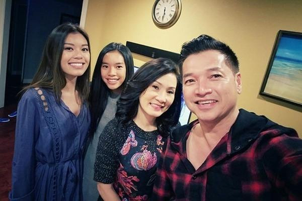 Hai con gái của Hồng Đào - Quang Minh hiện sống và học tập tại Mỹ. Hai con gái của Hồng Đào - Quang Minh hiện sống và học tập tại Mỹ.