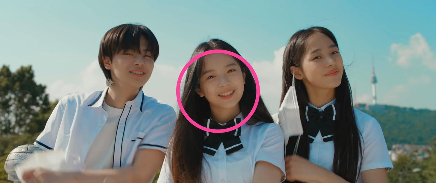 Hanni (giữa) và Minji (phải) xuất hiện trong MV Permission To Dance của BTS Hanni (giữa) và Minji (phải) xuất hiện trong MV Permission To Dance của BTS