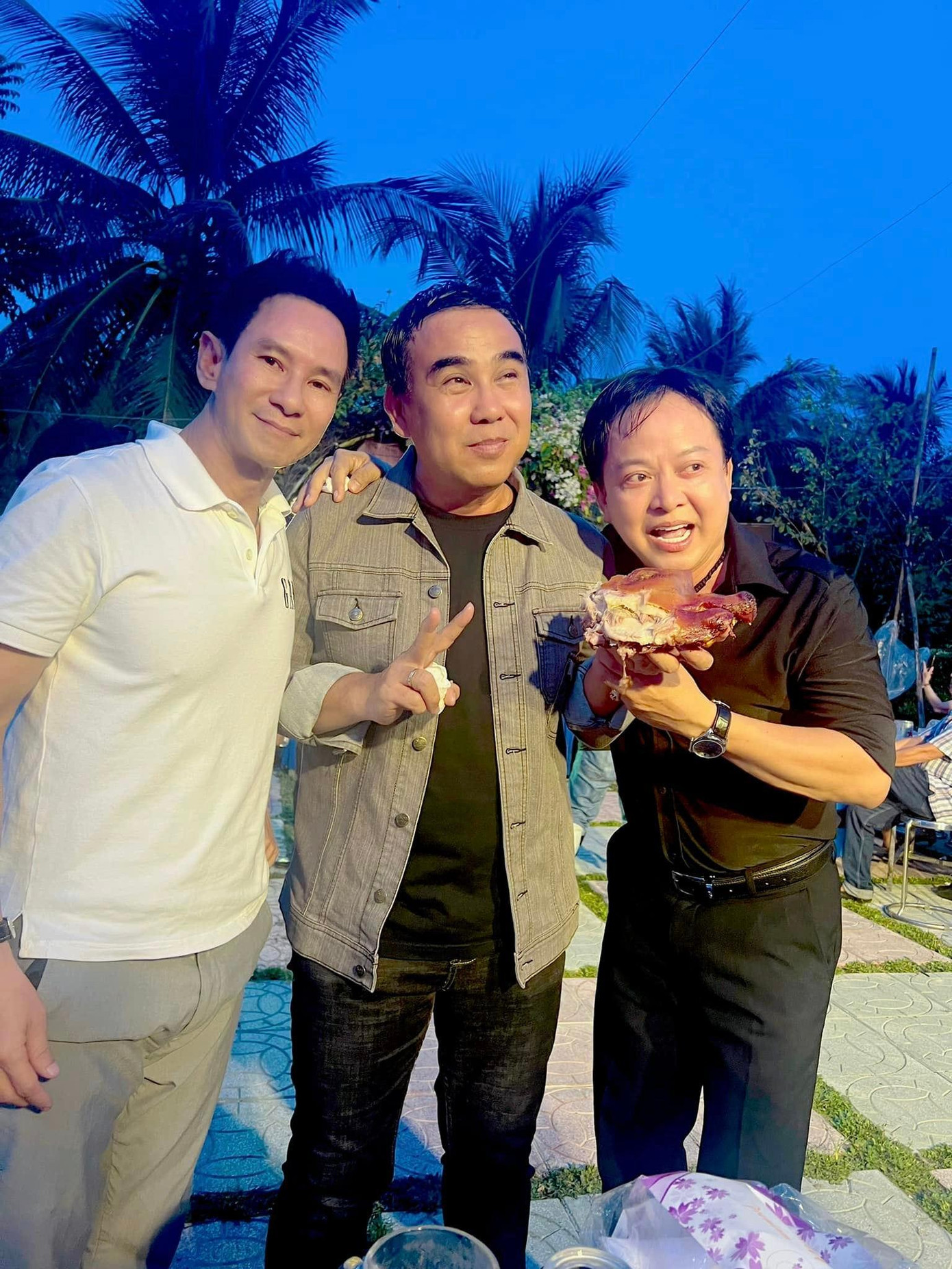 Lý Hải - Quyền Linh - Ca sĩ Trần Sang (áo đen) Lý Hải - Quyền Linh - Ca sĩ Trần Sang (áo đen)