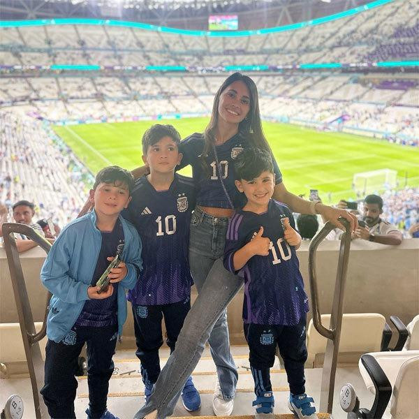 Trước giờ bóng lăn, Messi nhận được lá thư tay động viên từ con trai cả Thiago, 10 tuổi. Nội dung lá thư của Thiago là lời bài hát Muchachos&quot; – ca khúc thường xuyên được các cổ động viên Argentina hát vang trên khán đài tại World Cup 2022. Ảnh: IG.