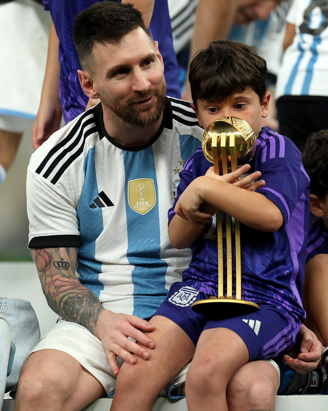 Bên cạnh những khoảnh khắc ăn mừng cùng đồng đội, người hâm mộ, hình ảnh Messi ôm ấp ba con trai trở thành chủ đề nóng được bàn luận rôm rả. Ảnh: FIFA.