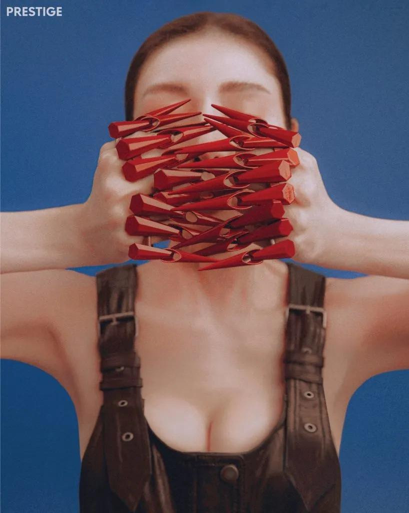 Lý Gia Hân bước chân vào showbiz sau khi đăng quang Hoa hậu Hong Kong và Hoa hậu Quốc tế Trung Quốc năm 1988. Cô được truyền thông Hoa ngữ gọi là Hoa hậu đẹp nhất Hong Kong.